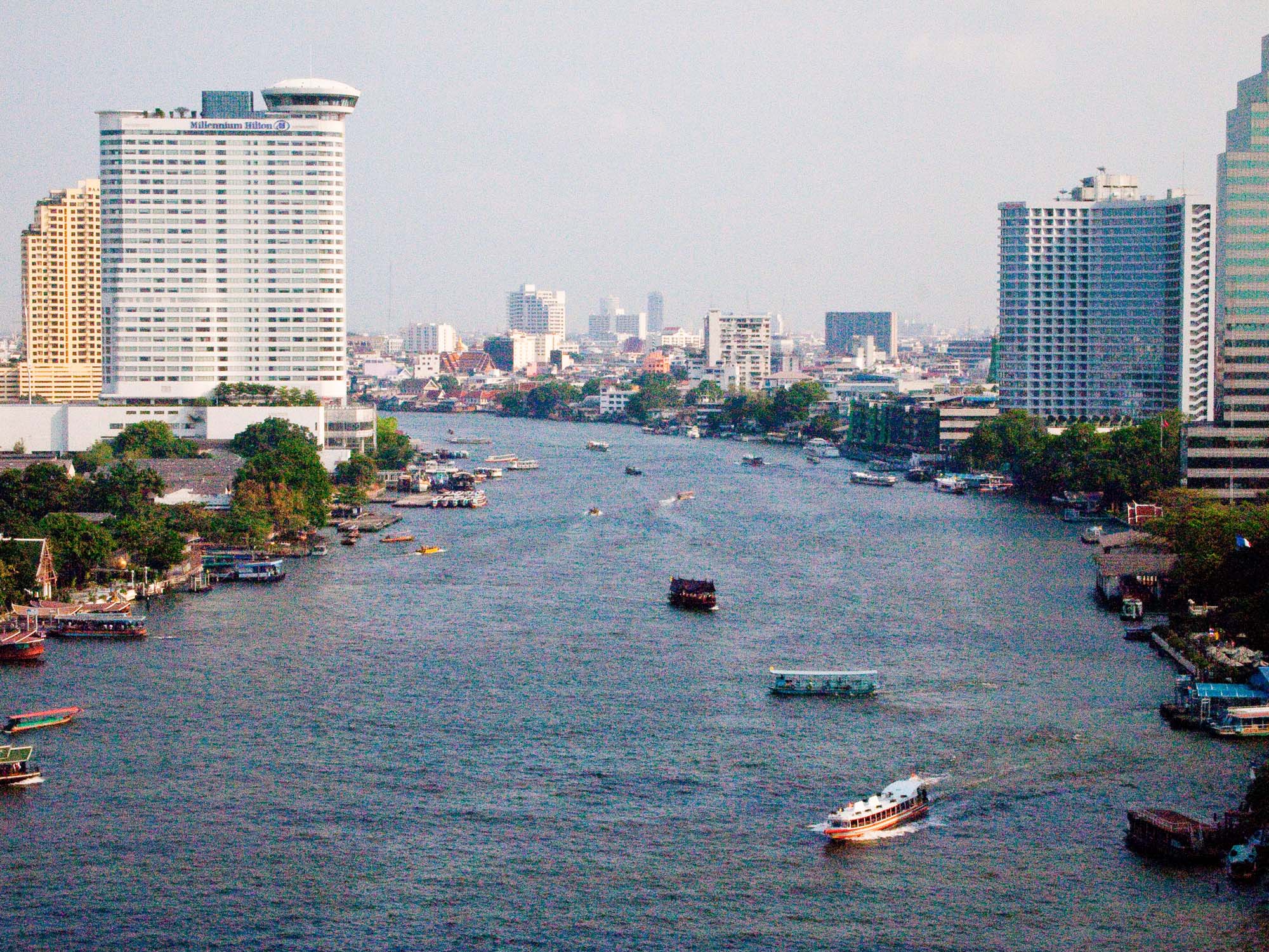 Бангкок река в городе. Four Seasons Bangkok at Chao Phraya River.